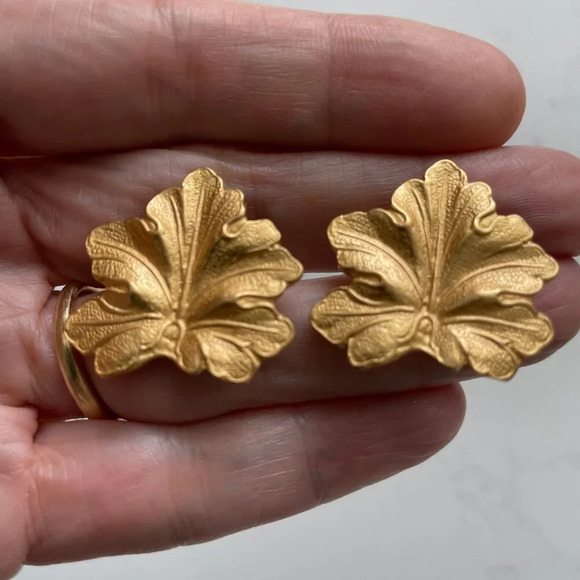 Carolee Gold Tone Metal Stamped Leaf Pierced Earrings Gold Sz OS - Picture 6 of 6